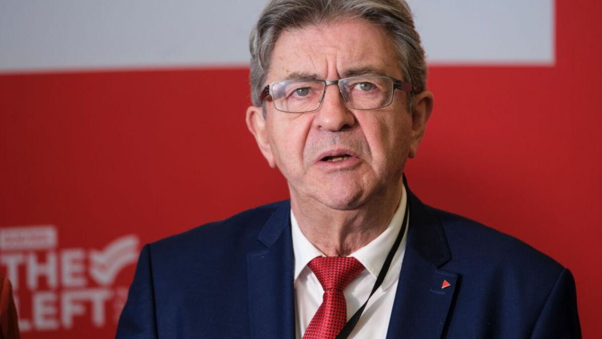 “Macron ? Un poulet d’élevage” : Mélenchon attaque violemment le président en conférence