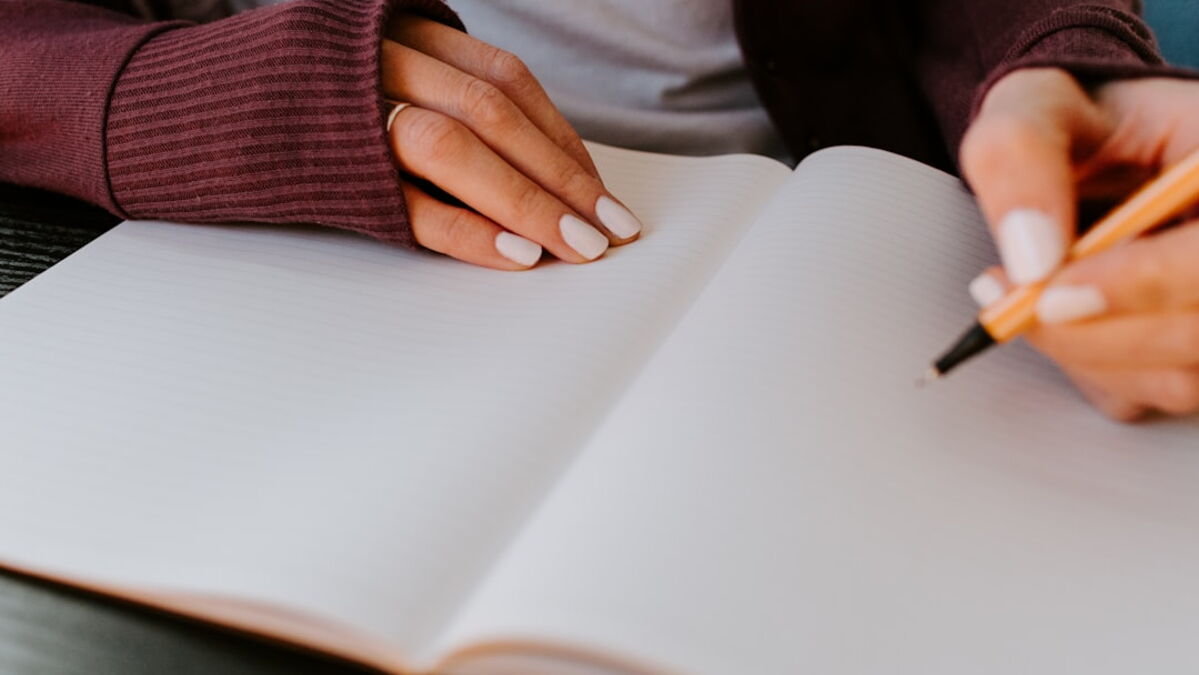 Pourquoi porter du vernis blanc en été est forcément une bonne idée ? Pourquoi porter du vernis blanc en été est forcément une bonne idée ?