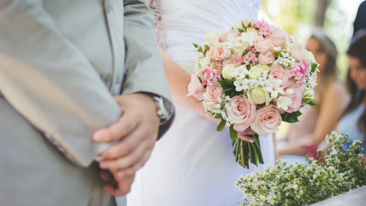 Quelques Heures Avant Son Mariage Elle Découvre Son Futur Mari En Train Dêtre Allaité Par Sa Mère 