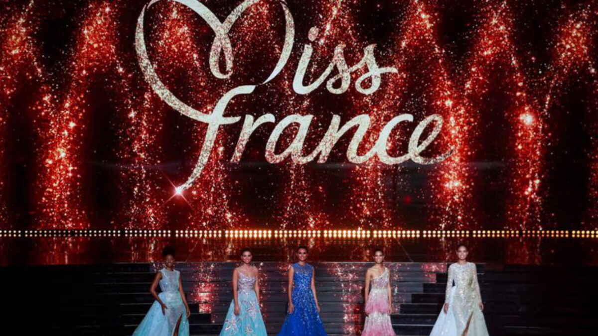 Une ancienne Miss annonce sa grossesse avec son compagnon footballeur Une ancienne Miss annonce sa grossesse avec son compagnon footballeur