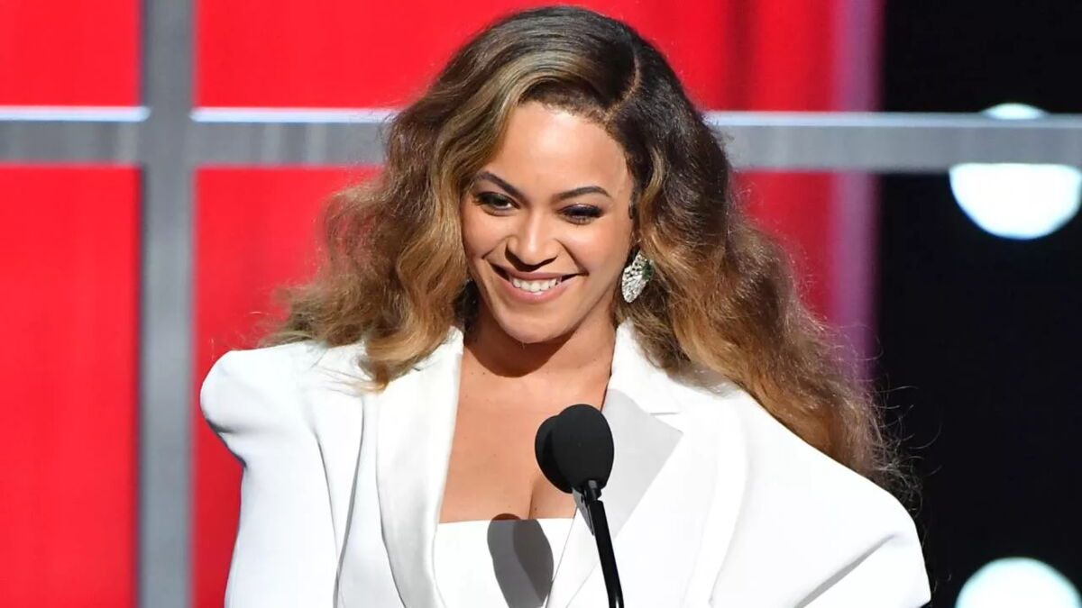 Beyoncé féline dans une robe léopard bustier (PHOTOS)