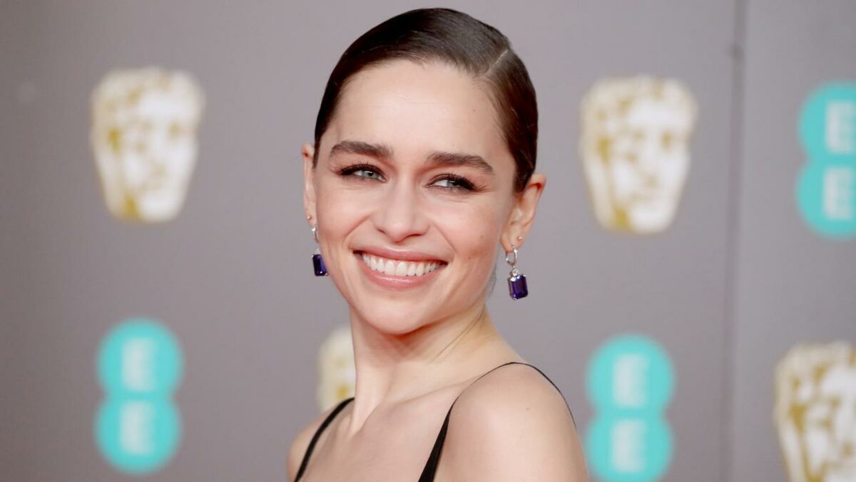 Emilia Clarke radieuse dans une longue robe noire dos nu