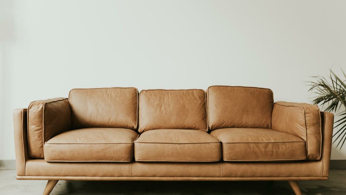 Nettoyer un canapé en cuir : 10 solutions naturelles