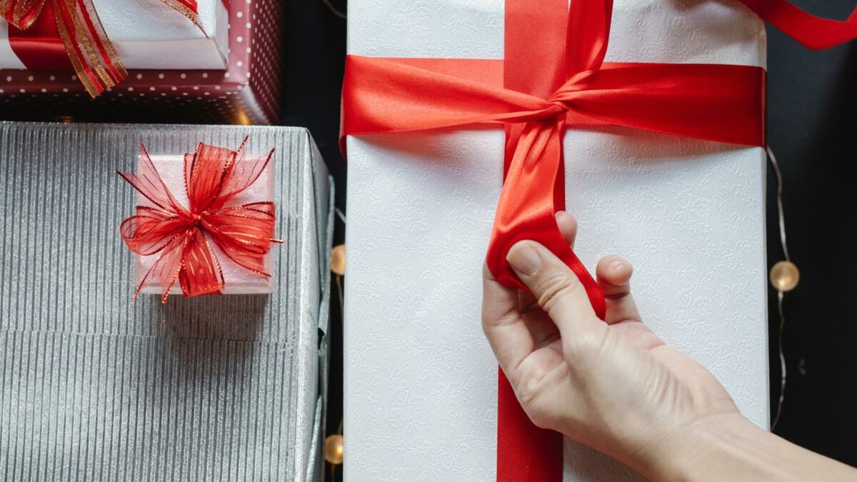 Options de mini cadeau de Noël emballé dans du papier d'aluminium -   France