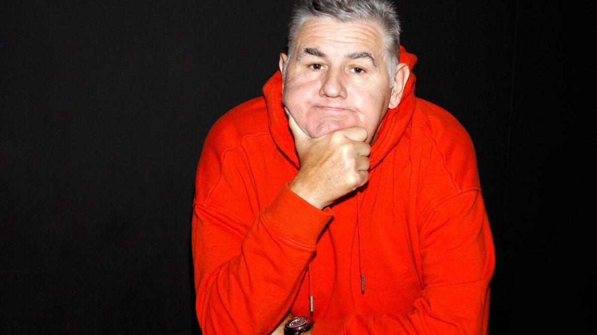 "Petit fils de p***" : Pierre Ménès craque et menace un internaute qui a  insulté sa femme
