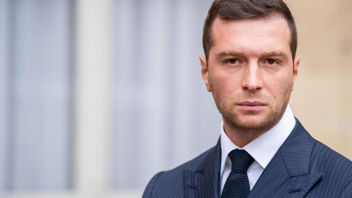 Bardella visé en pleine séance de dédicaces : un homme de 74 ans lui jette un œuf, le RN porte plainte