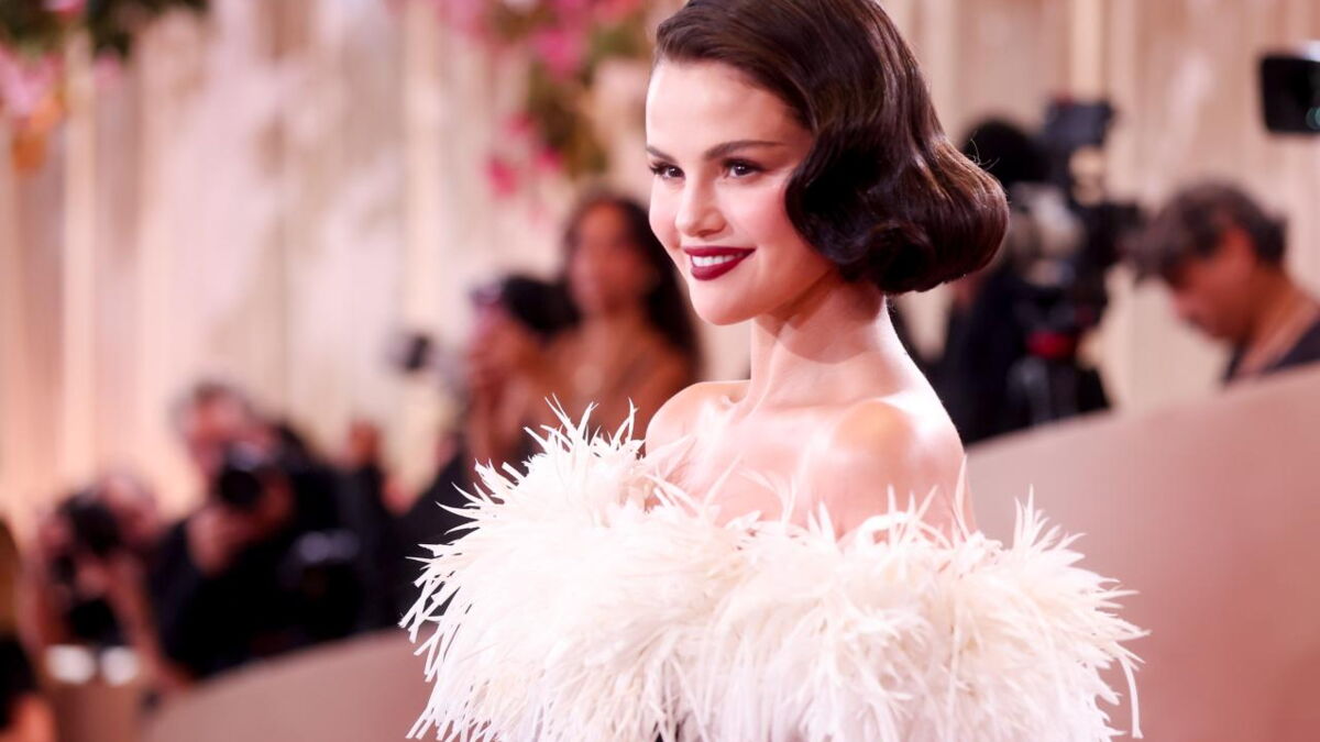 Golden Globes 2026 : les secrets beauté derrière le look signature de Selena Gomez