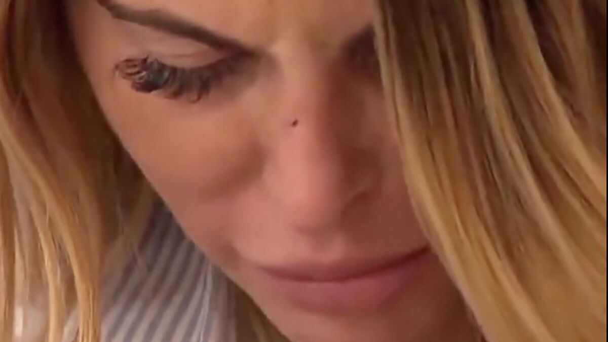 Mélanight vomit dans Un Dîner Presque Parfait, elle est conduite à  lhôpital !