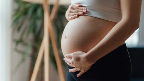 Eliza Curby : elle tombe enceinte 6 semaines après avoir accouché