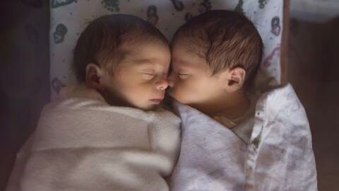 Une mère de 19 ans donne naissance à des jumeaux ayant des pères biologiques différents