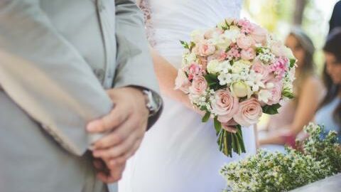 Quelques heures avant son mariage, elle découvre son futur mari en train d’être allaité par sa mère