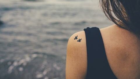 Tatouages 28 inspirations minimalistes pour femme