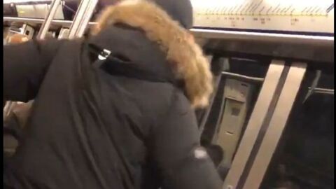 Métro : un homme agresse violemment une jeune femme avant d’être arrêté par les voyageurs (VIDEO)