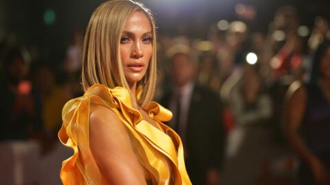 Jennifer Lopez : cheveux plaqués et extensions XXL, elle adopte une coiffure absolument sublime
