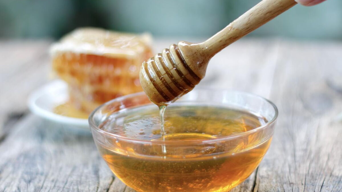 Elle lave son visage pendant une semaine avec du miel et voici le résultat