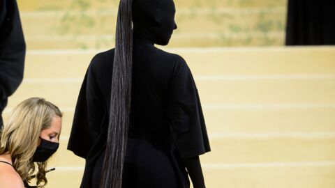 Kim Kardashian était-elle maquillée sous sa tenue noire du Met Gala ?