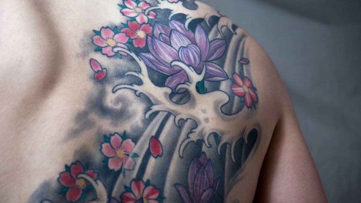 Tatouage Bouddha Fleur De Cerisier Tatouage japonais : signification et idées de tattoo dans ce style  traditionnel