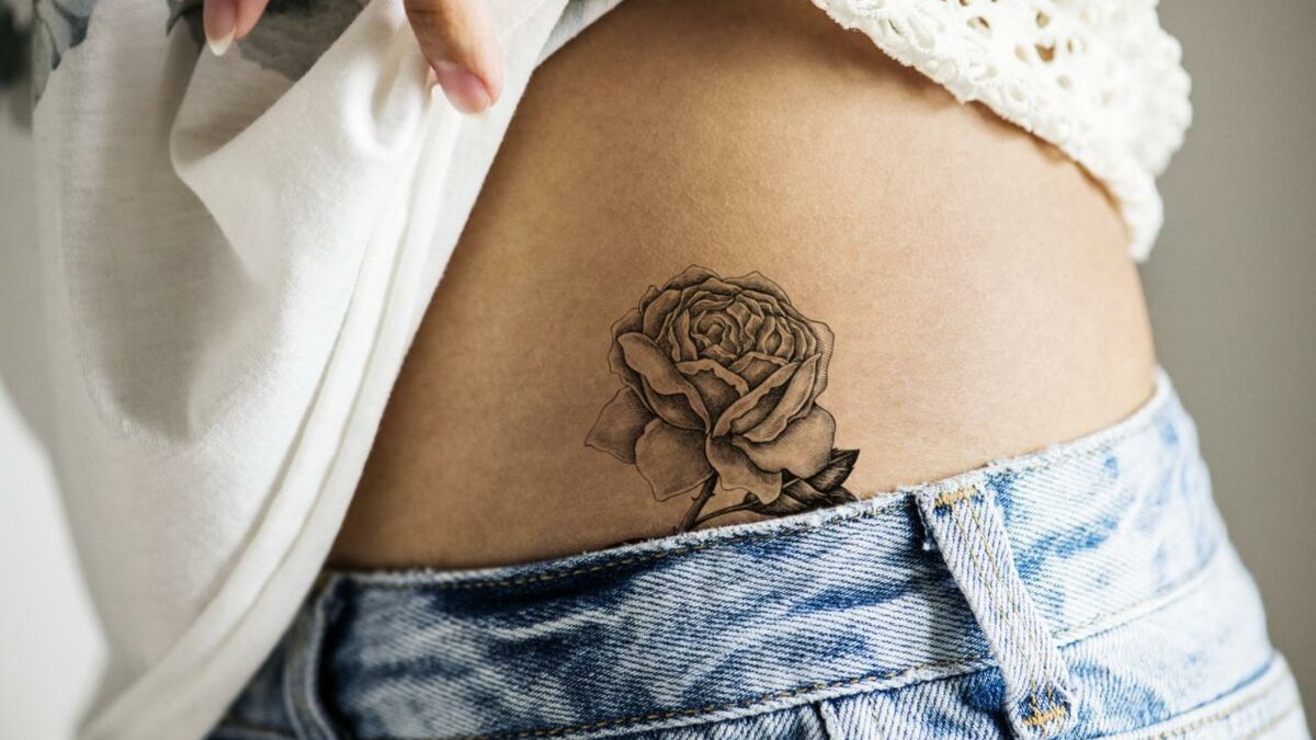 Tatouage Discret Petit Tatouage Fessier Femme Voici les meilleures idées de tatouages sur les hanches !