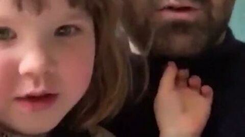 Cette petite fille de 3 ans écrit une chanson qui devient virale, les stars la copie déjà