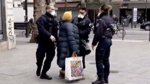 Cette femme refuse d'obéir aux policiers qui lui demandent de se confiner chez elle en leur toussant dessus
