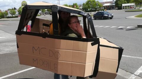 McDonald's : Une famille fabrique une voiture en carton pour commander au drive