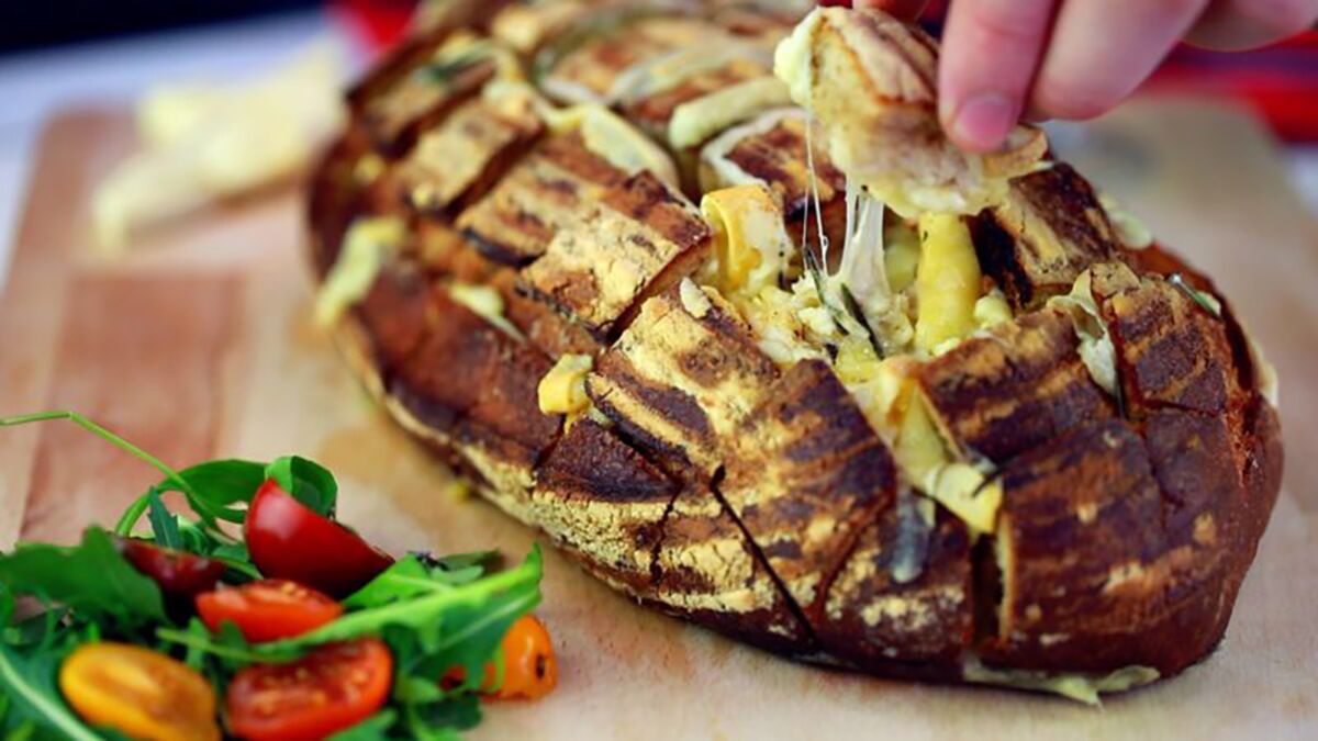 La recette du pain de campagne au reblochon pour un apéro rustique et  délicieux