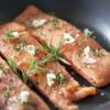 L’astuce infaillible pour savoir si le saumon est parfaitement cuit