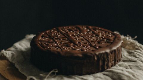 Ce gâteau au chocolat vegan est prêt en 10 minutes seulement (délicieux !)