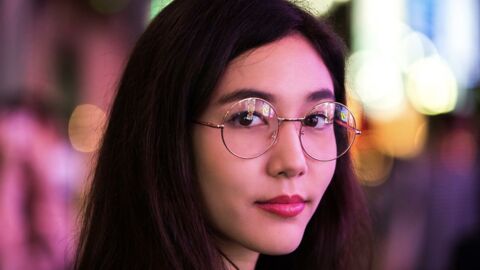 Les Japonaises militent contre l’interdiction de porter des lunettes sur leur lieu de travail