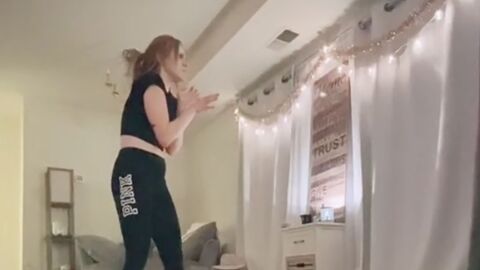 Cette jeune femme en pleine séance de yoga surprend son harceleur chez elle (VIDEO)