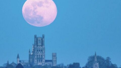 Pleine Lune : découvrez la pleine "lune des fraises"