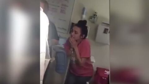 La vidéo de cette jeune femme qui assiste à un accouchement fait réagir la Toile