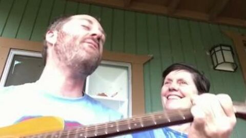 Ce Couple Chante Dans La Voiture Mais Leur Bebe Leur Pique La Vedette