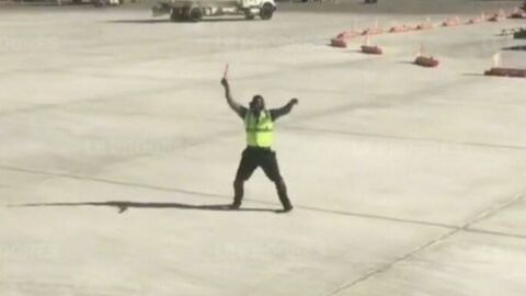 Insolite : un agent de piste surprend les voyageurs de cet avion avec une danse