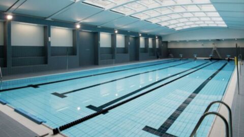 Insolite : cette piscine est interdite aux moins de 16 ans à Paris 