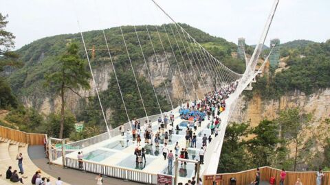 Chine : ce pont de verre s’effondre avec un homme piégé à 100m d’altitude