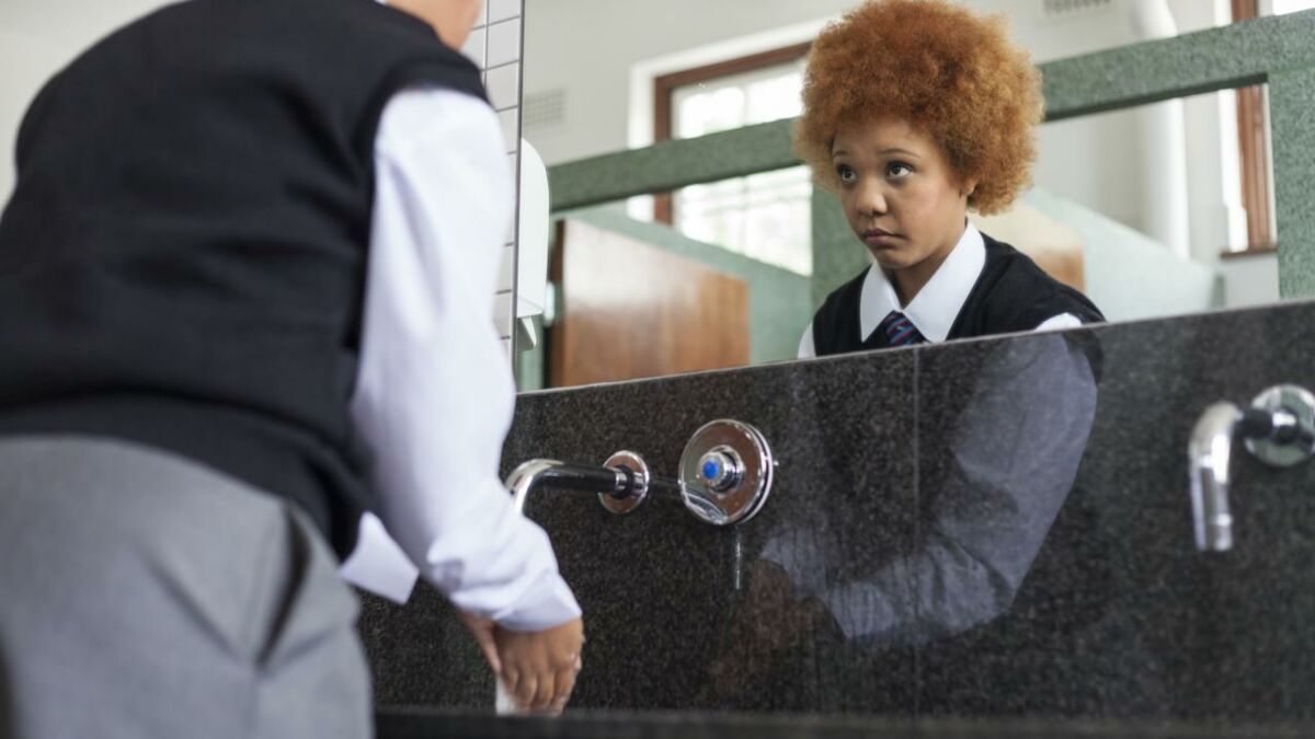 Elle Suce Dans Les Toilettes Son prof refuse qu'elle aille aux toilettes, elle sort une litière pour  chat et fait ses besoins en plein cours
