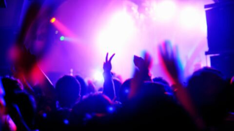 Il corpo di un rapper assassinato esposto in un locale: i suoi parenti ballano davanti al suo cadavere imbalsamato come un funerale