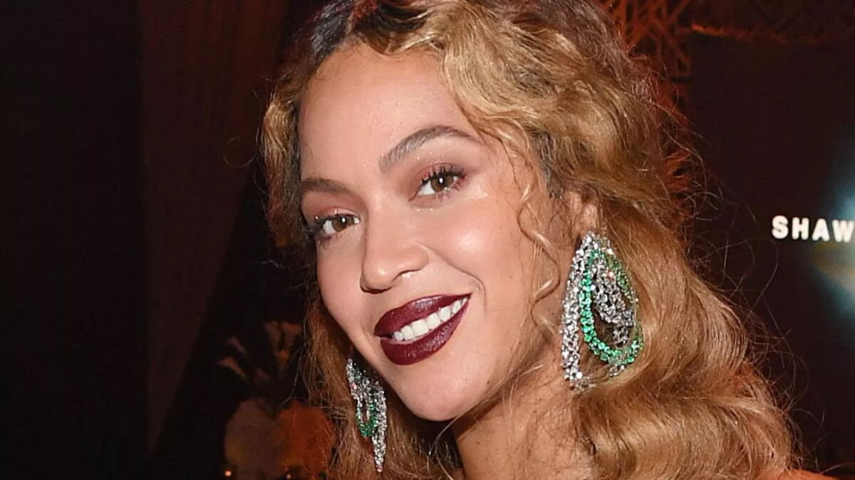 Beyoncé majestueuse dans une robe transparente à plumes