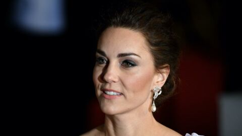 Kate Middleton resplendissante sur le tapis rouge avec une robe longue (Vidéo)