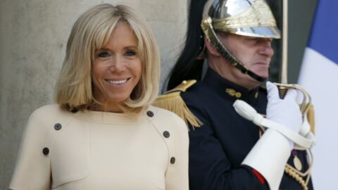 Brigitte Macron surprend la Toile avec un look rose poudré qui lui va à ravir !
