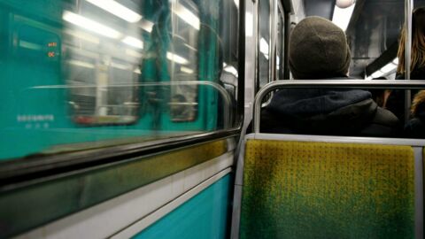 Elle filme l'homme qui se masturbe devant elle dans le métro, Twitter s'enflamme (VIDEO)