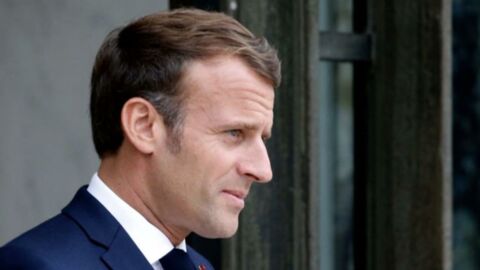 Covid-19 : ce geste d'Emmanuel Macron scandalise les internautes