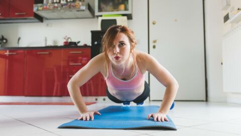 Cinq exercices simples à faire à la maison pour perdre de la graisse abdominale ! (VIDÉO)