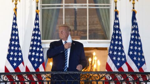 Donald Trump de retour à la Maison Blanche, il retire son masque devant les caméras 