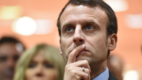 Pourquoi Emmanuel Macron porte-t-il deux alliances ?