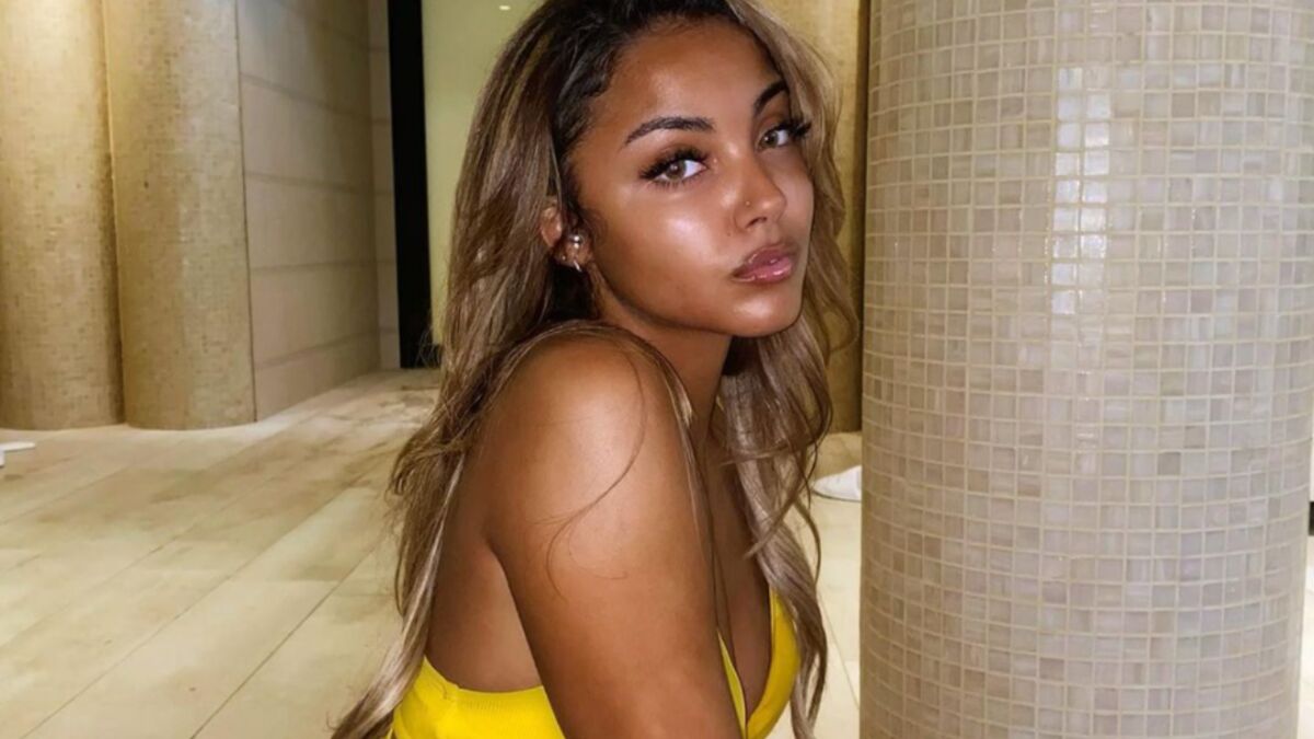 Wejdene En Maillot De Bain Wejdene : la chanteuse aurait-elle menti sur son âge ?