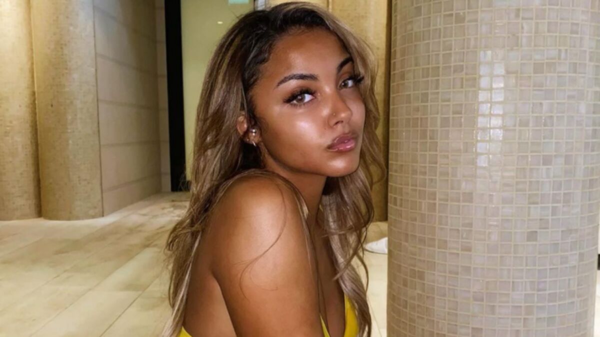Wejdene En Maillot De Bain Wejdene : la chanteuse aurait-elle menti sur son âge ?