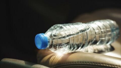 Transporter une bouteille d'eau dans une voiture sous forte chaleur peut être dangereux