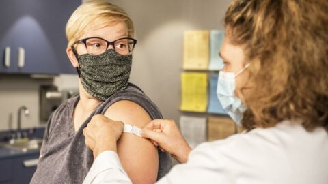 Covid-19 : le vaccin bientôt obligatoire pour ces professionnels ? L’Académie de Médecine répond